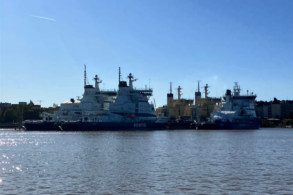 3 boats with pointed hulls 